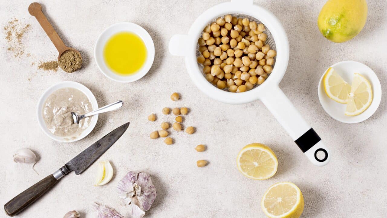 Flat lay of chickpeas, lemon and garlic, ingredients used to illustrate plant-based meal prep storage