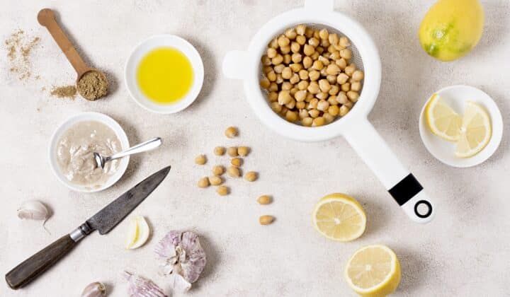 Flat lay of chickpeas, lemon and garlic, ingredients used to illustrate plant-based meal prep storage