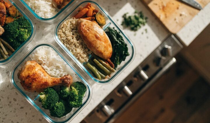 Batch cooking : plats préparés à l'avance dans des contenants, vue de dessus