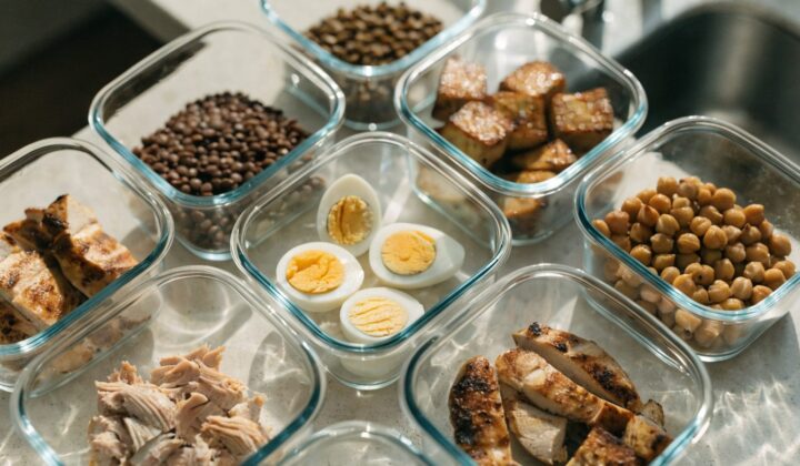 Variedad de bases proteicas cocinadas para batch cooking en recipientes