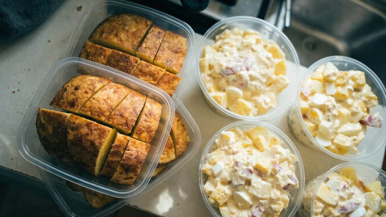 Tortilla de patatas y ensaladilla rusa guardadas en tapers para la nevera