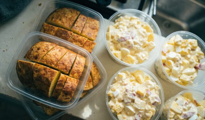 Tortilla de patatas y ensaladilla rusa guardadas en tapers para la nevera