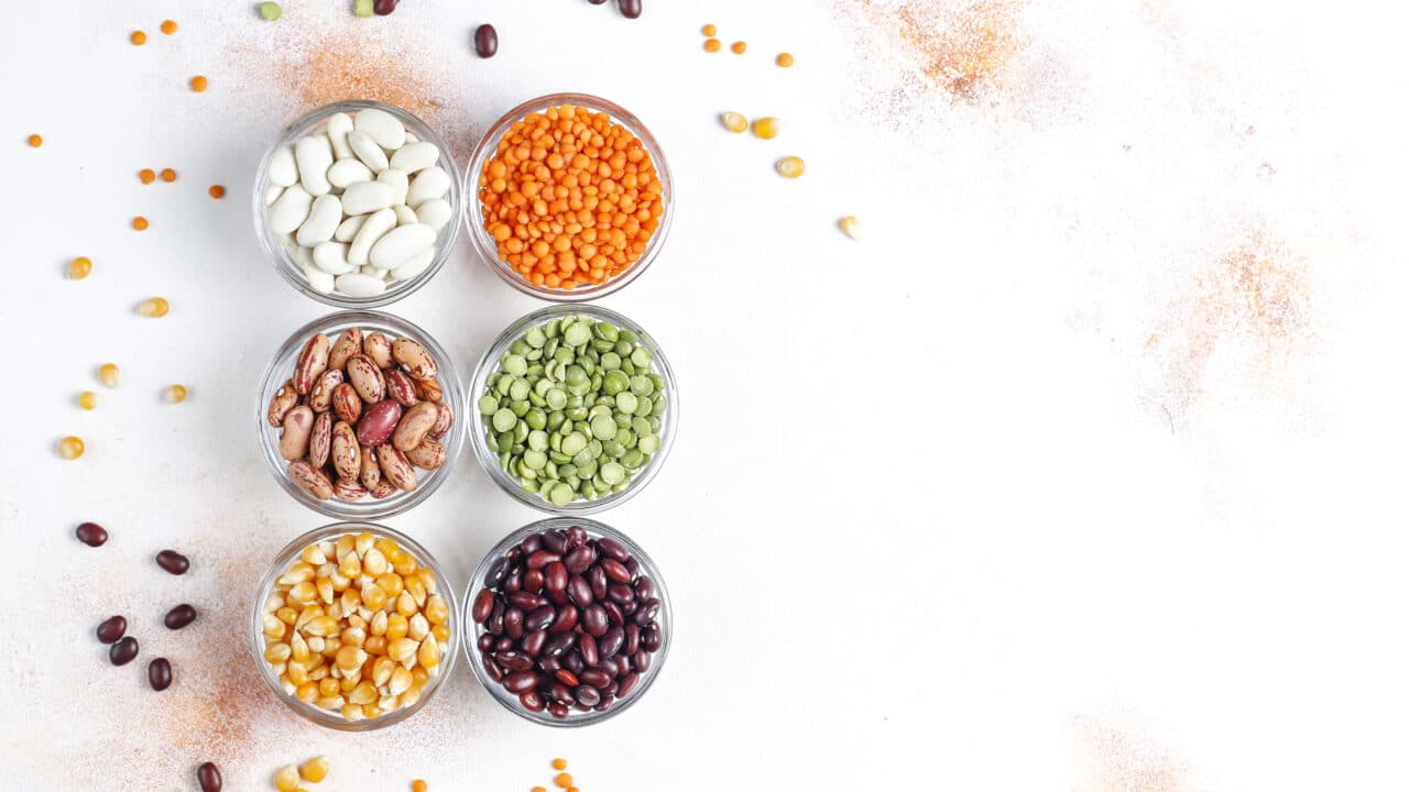 Surtido de legumbres secas en cuencos, base de cenas ricas en proteínas para el batch cooking