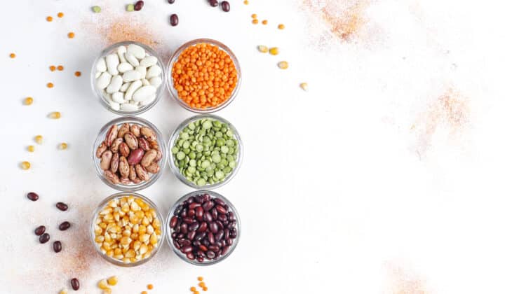 Surtido de legumbres secas en cuencos, base de cenas ricas en proteínas para el batch cooking